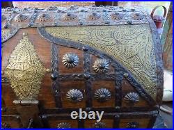 VINTAGE JEWELLERY & COLLECTORS BOX. Treasure Chest! Great Character, Nice Box